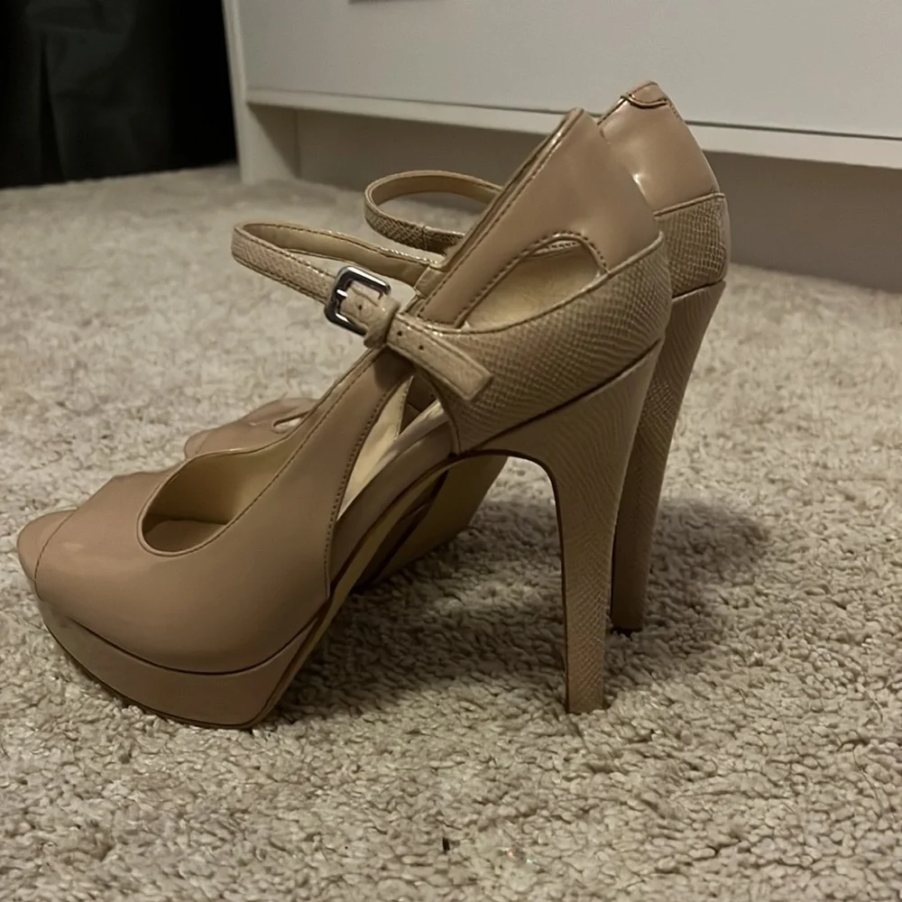 Tan heels - Picture 2 of 2